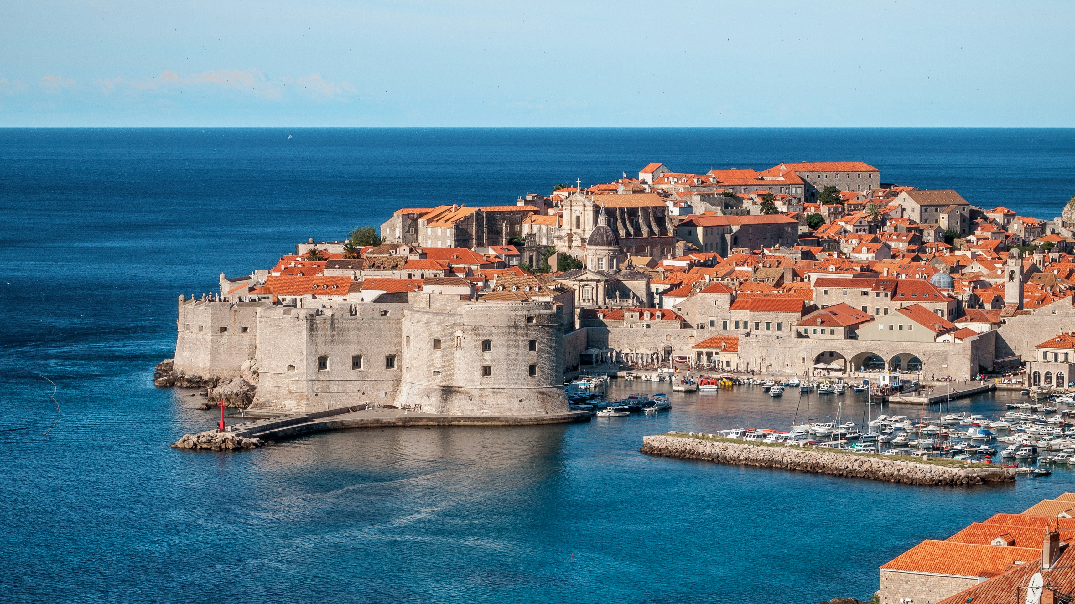 Vue panoramique des remparts de Dubrovnik surplombant la mer Adriatique