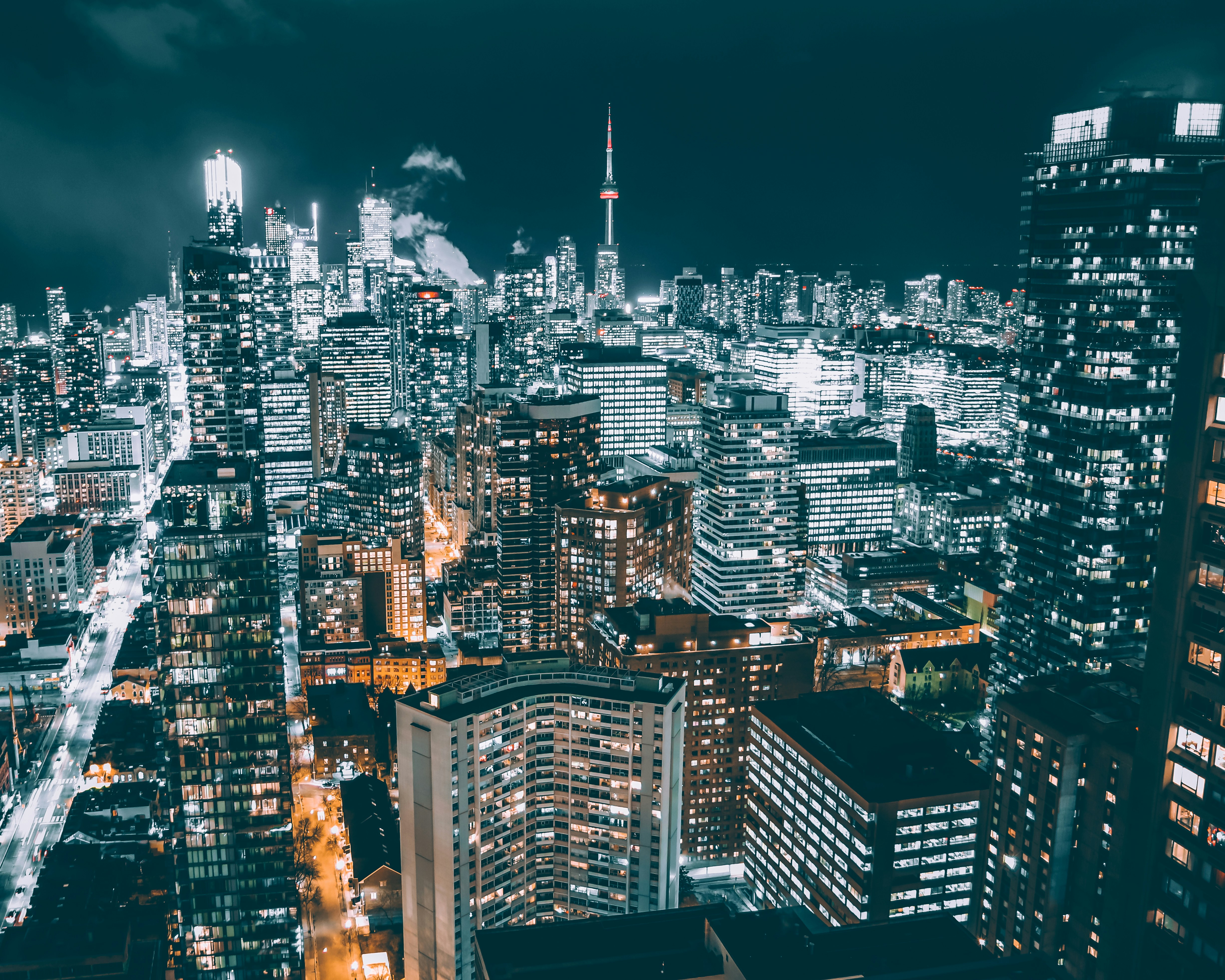 Vue sur la skyline de Toronto avec la CN Tower au coucher du soleil