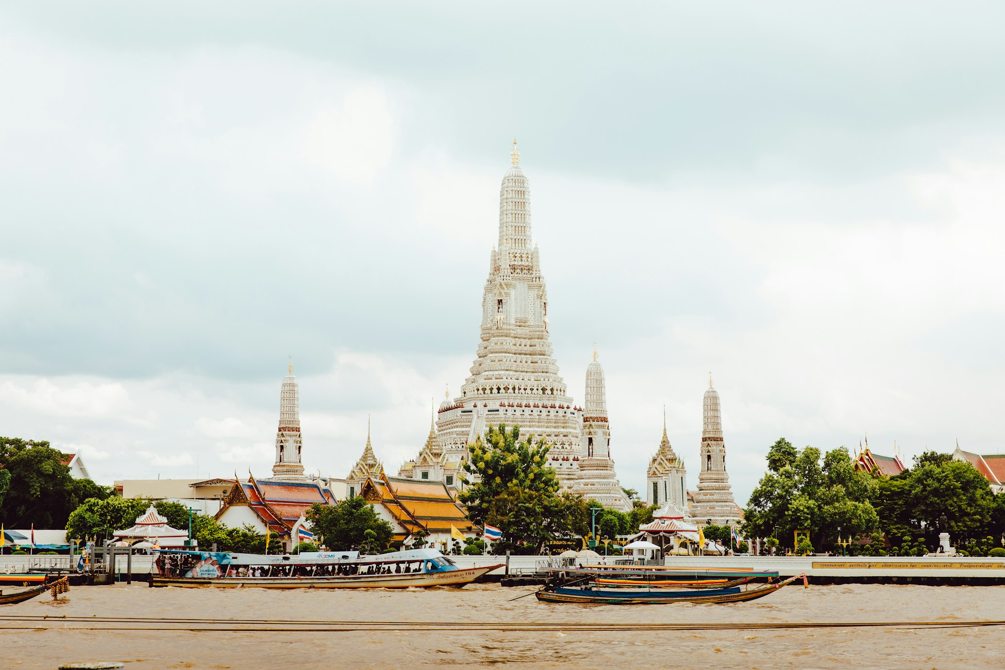 Le majestueux Wat Arun au bord du fleuve Chao Phraya à Bangkok