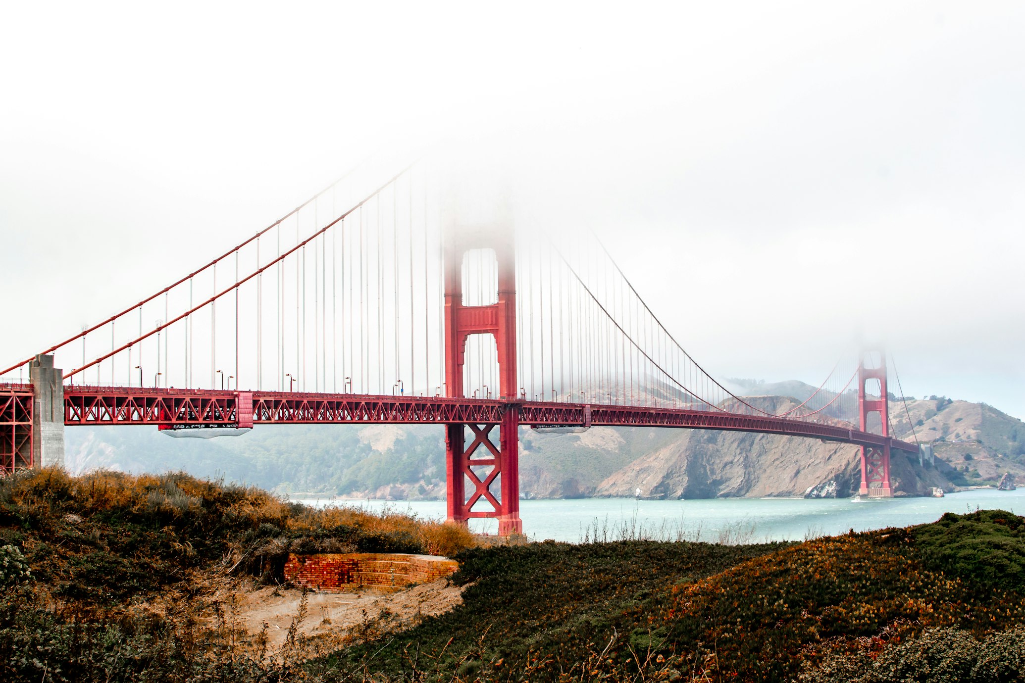 Le célèbre Pont du Golden Gate enveloppé dans la brume matinale