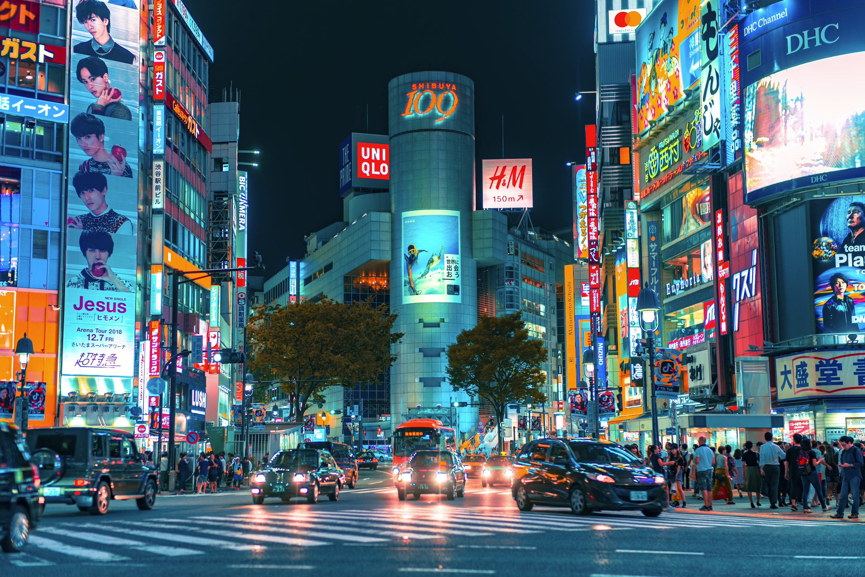 Panorama nocturne de Tokyo avec des lumières vives