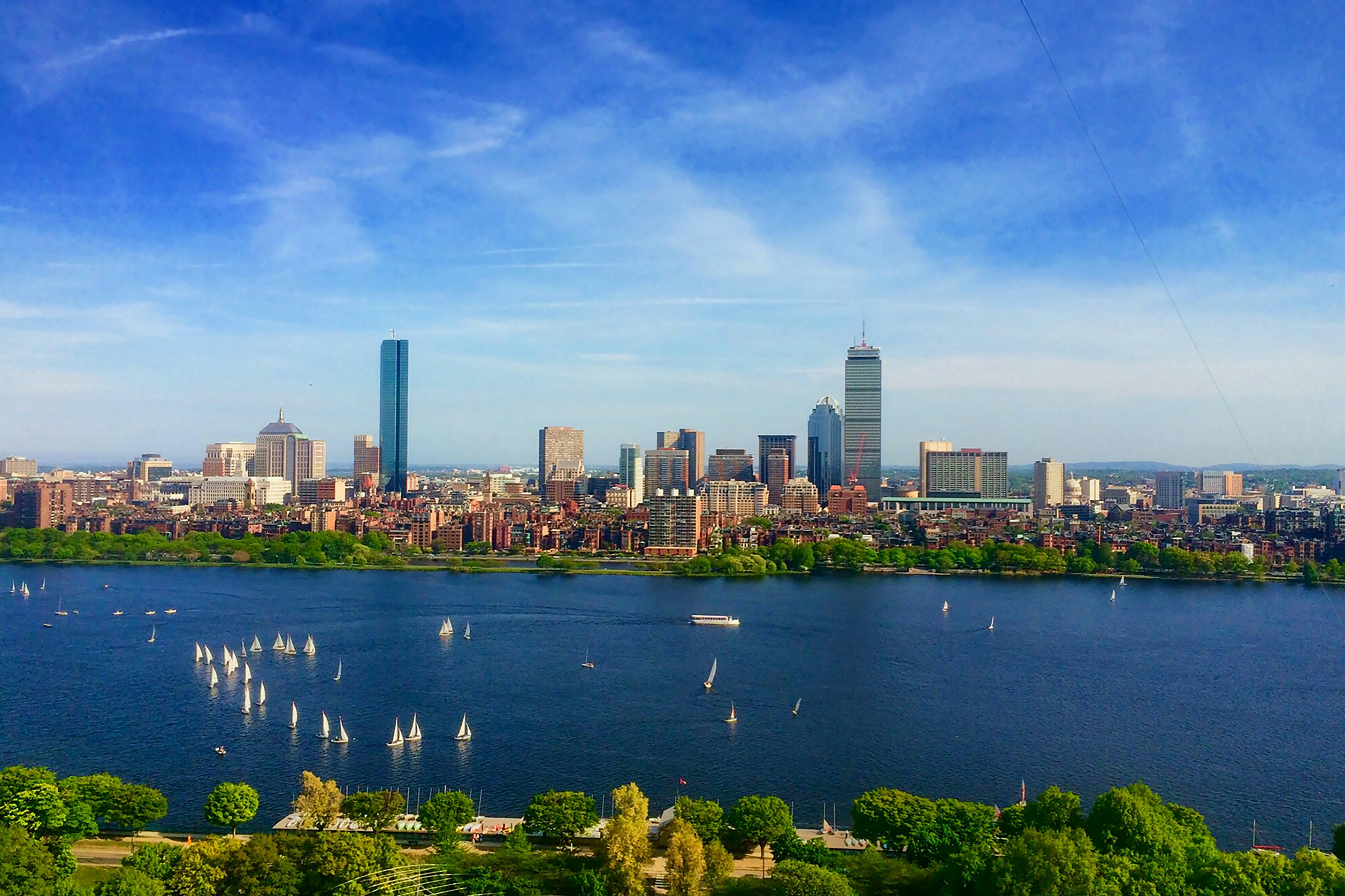 Vue sur les bâtiments emblématiques de Boston sous un ciel clair