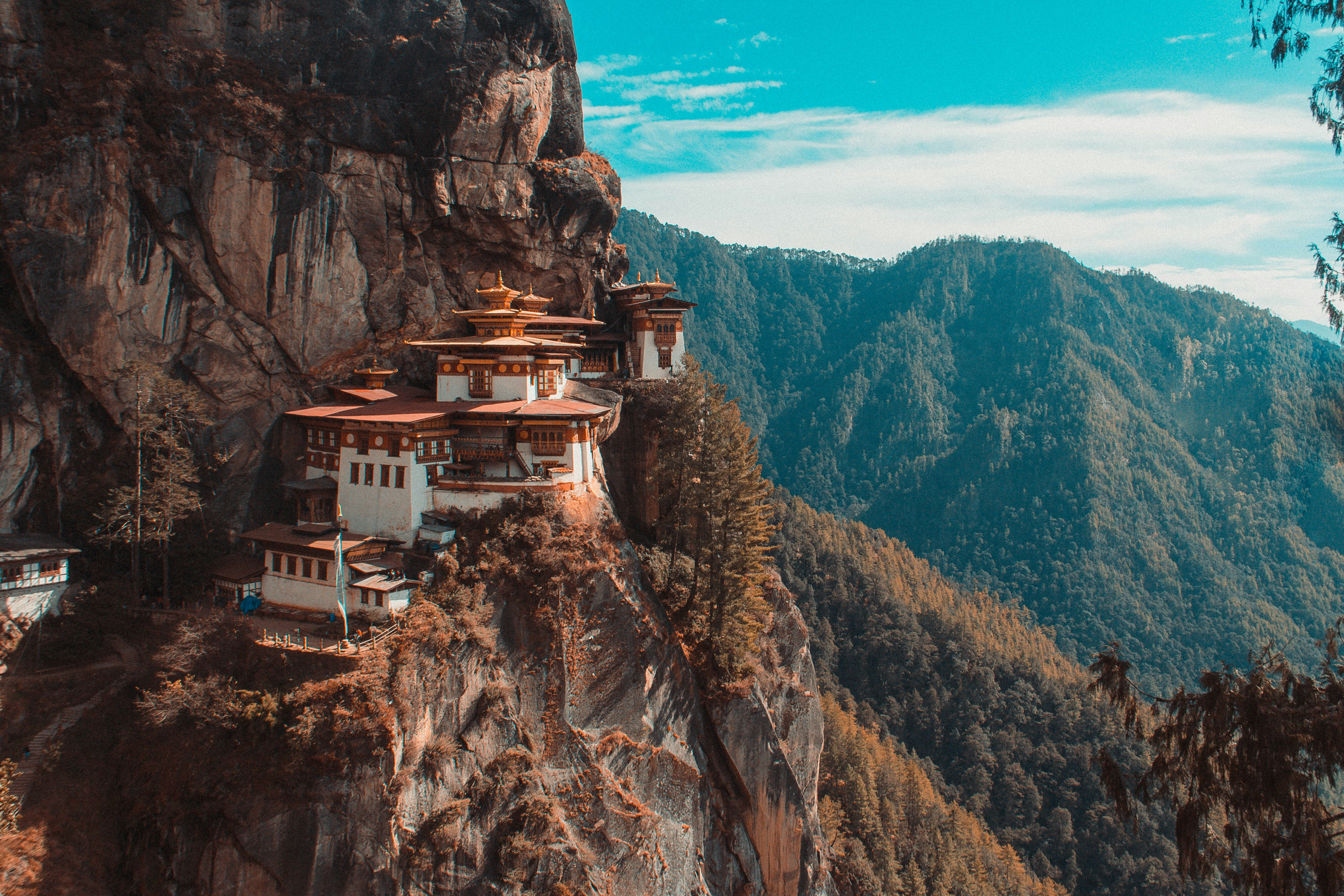 Paysage montagneux et architecture traditionnelle du Bhoutan