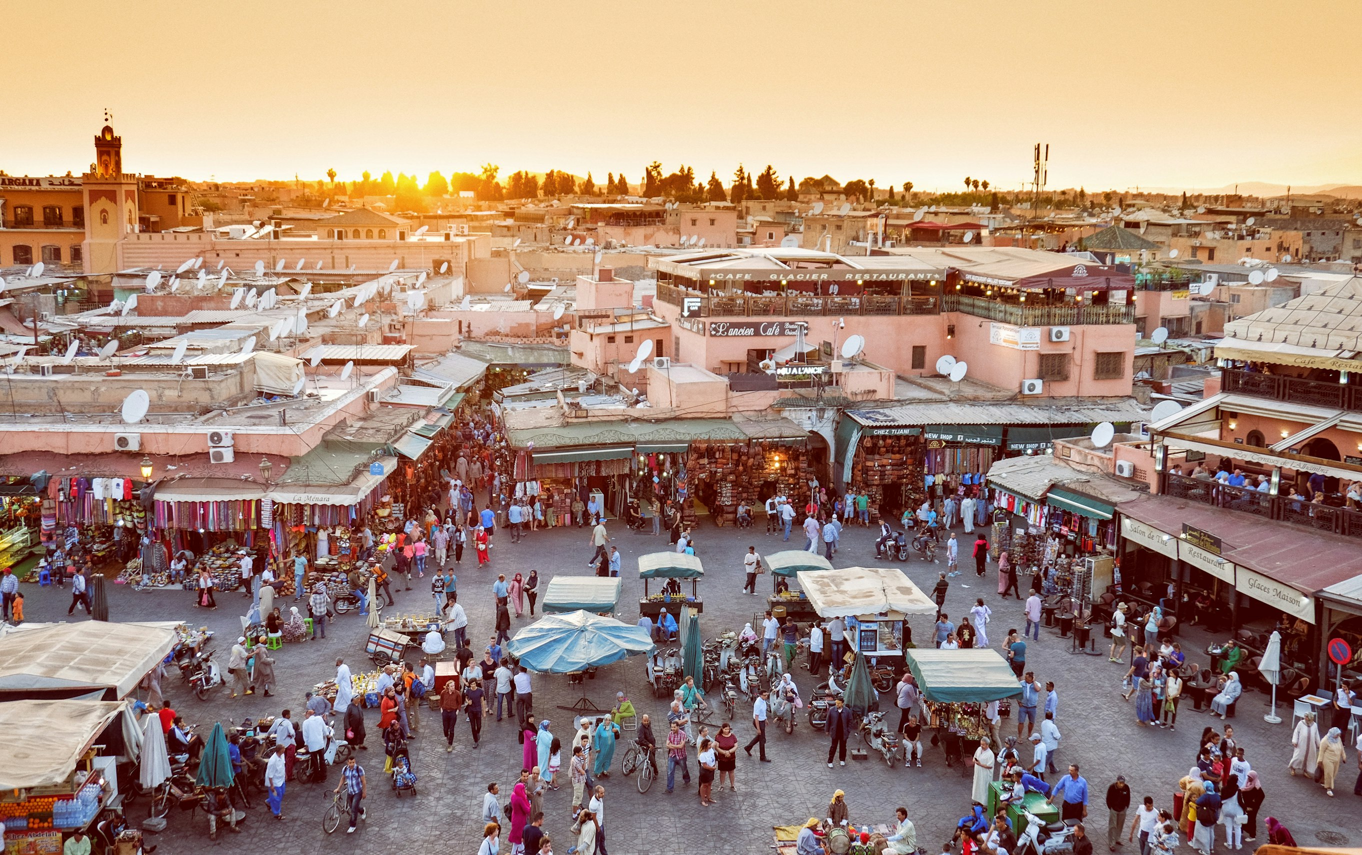 Panorama de la médina de Marrakech avec ses couleurs vibrantes au coucher du soleil