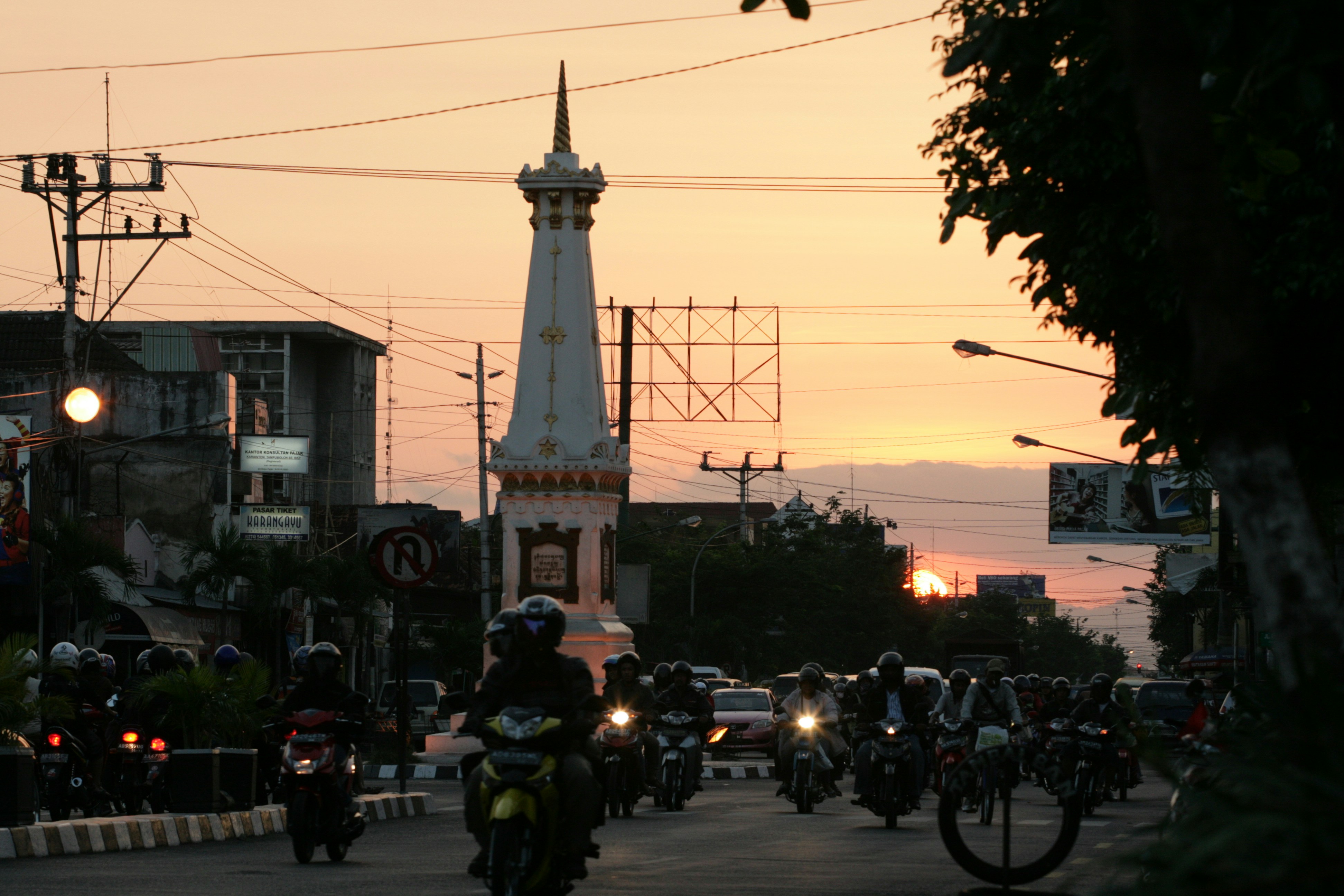 Le palais du Sultan et la vie animée de Yogyakarta en journée