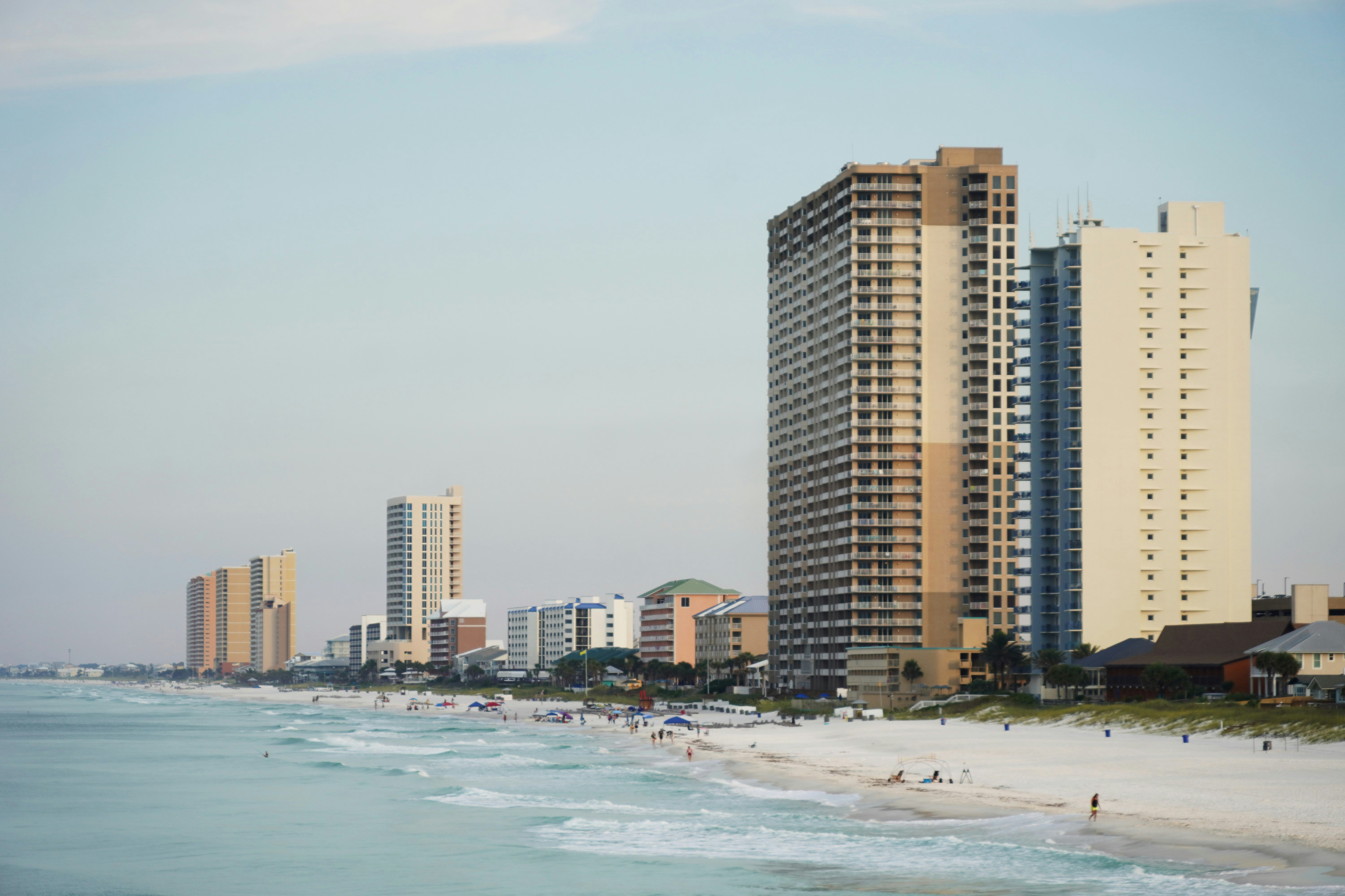 Vue panoramique de Panama City avec les gratte-ciel et l'océan