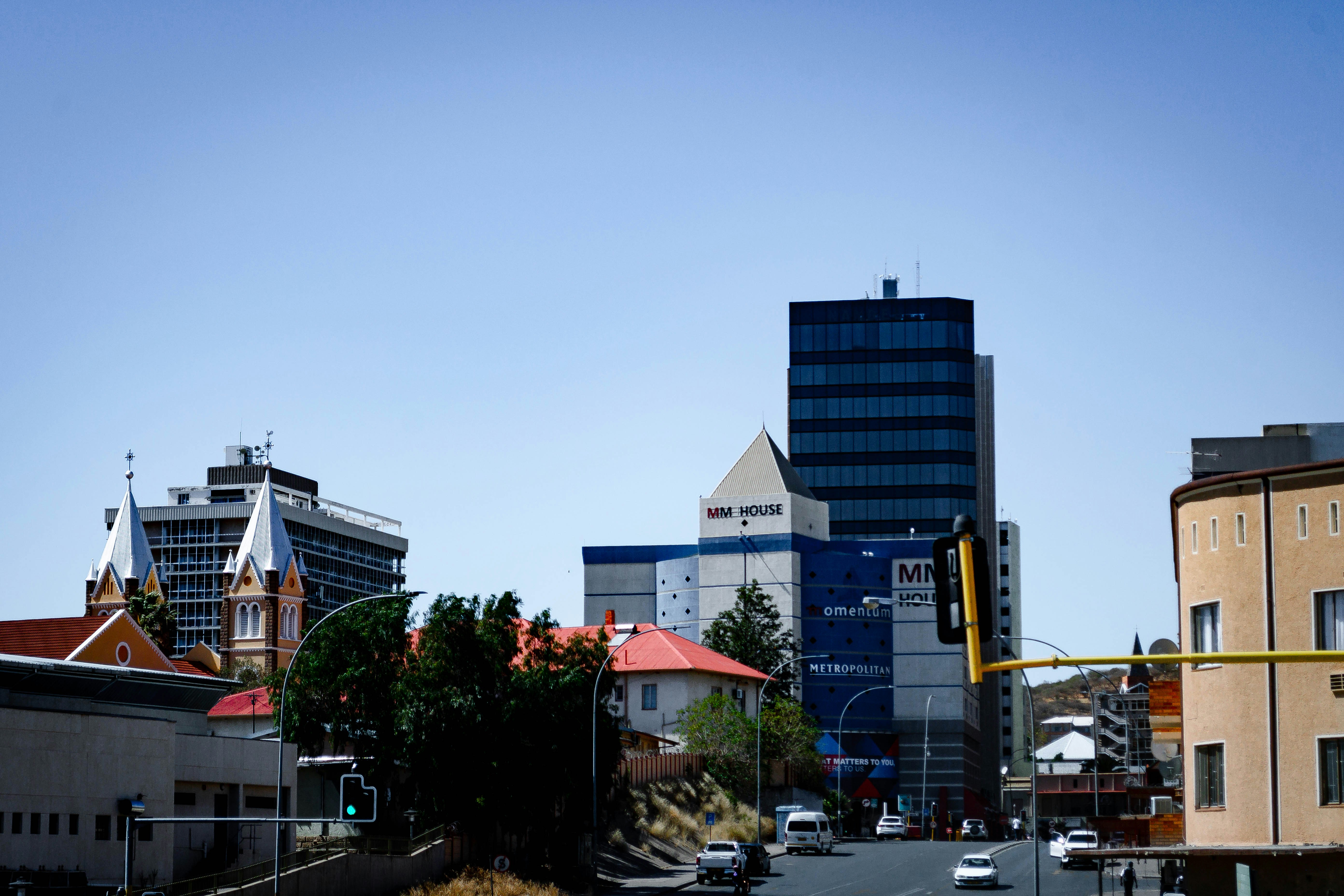 Vue sur Windhoek et ses collines arides au coucher du soleil